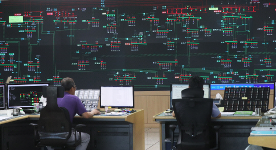 지난 3일 경기도 수원시 한국전력공사 경기지역본부에서 관계자들이 전력 수급 상황을 점검하고 있다. /수원=연합뉴스