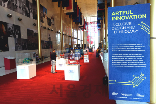 ‘예술적 혁신: 포괄적 디자인과 기술’ 전시가 열리고 있는 미국 존 F.케네디센터 모습