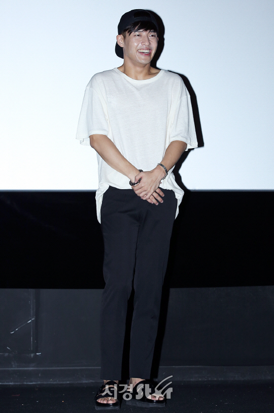 배우 강하늘이 12일 오전 서울 성동구 CGV 왕십리에서 열린 영화 ‘청년경찰’ 무대인사에 참석하고 있다.