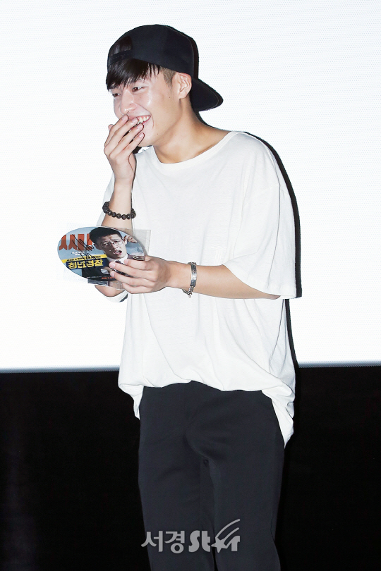 배우 강하늘이 12일 오전 서울 성동구 CGV 왕십리에서 열린 영화 ‘청년경찰’ 무대인사에 참석하고 있다.