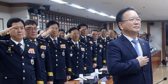 김부겸 행정안전부 장관이 지난 3일 서울 서대문구 경찰청에서 열린 전국 경찰지휘부 회의에 앞서 국민의례를 하고 있다. /사진제공=행안부