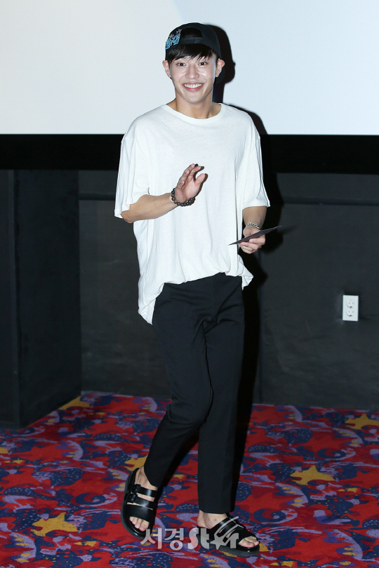 배우 강하늘이 12일 오후 서울 중구 메가박스 동대문에서 열린 영화 ‘청년경찰’ 무대인사에 참석하고 있다.