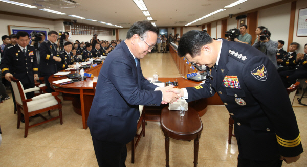 '촛불집회 SNS 삭제' 논란에 김부겸 장관 내일 경찰청 방문...공직 기강 차원