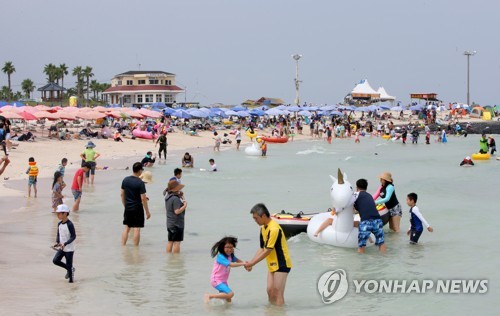 '늦은 여름휴가' 전국 해수욕장에 피서객 몰려...부산 해수욕장에만 200만명