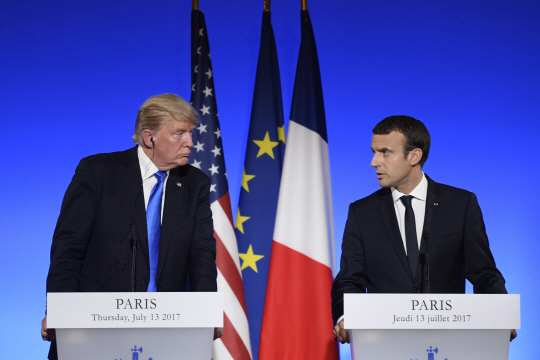 도널드 트럼프(왼쪽) 미국 대통령과 에마뉘엘 마크롱 프랑스 대통령/파리=EPA연합뉴스