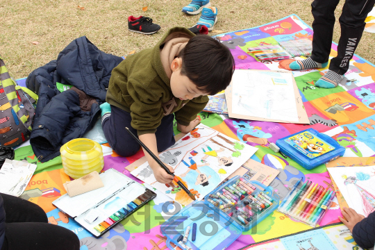 지난해 열린 ‘제29회 대한민국 어린이 푸른나라 그림대회’ 본선에서 한 어린이가 그림을 그리고 있는 모습. /사진제공=현대차