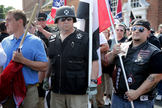 나치 깃발·KKK휘장…美 버지니아주, 백인 우월주의 시위에 비상사태 선포