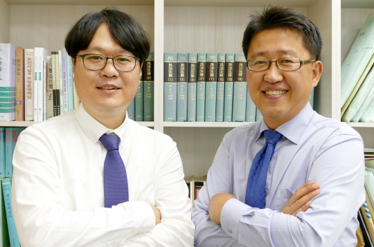 울산창업전략연구소를 이끌고 있는 김성환(왼쪽) 소장과 법률 지원을 맡고 있는 김정일 변호사. /울산=장지승기자