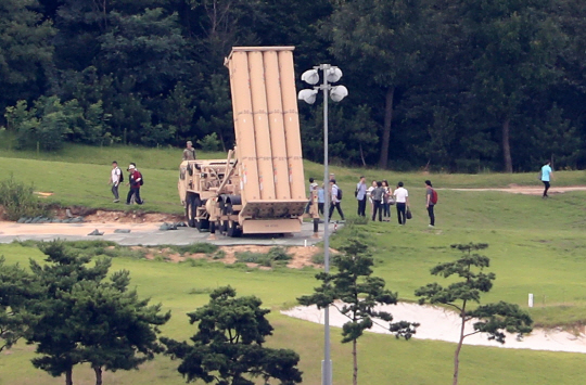 국방부와 환경부 관계자들이 12일 경북 성주에 있는 주한미군 사드 기지에서 전자파 측정을 하고 있다. /연합뉴스