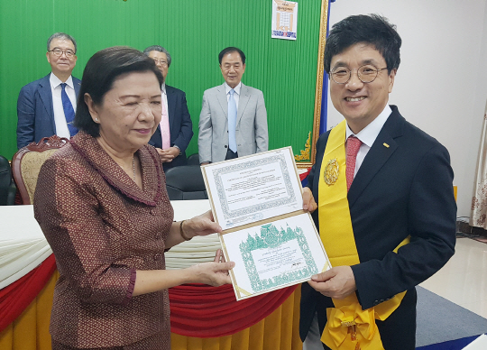 딴부체(사진 왼쪽) 캄보디아 보건복지부차관이 서교일(〃오른쪽) 순천향대 총장에게 훈장을 수여하고 있다. 사진제공=순천향대