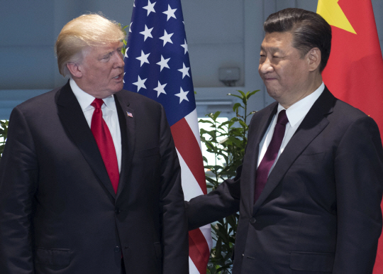 도널드 트럼프 미국 대통령(왼쪽)과 시진핑 중국 국가주석이 지난달 8일(현지시간) 독일 함부르크에서 열린 주요 20개국(G20) 정상회의에 참석, 대화를 나누고 있다. 시 주석은 12일 트럼프 미 대통령과의 전화통화에서 “한반도 핵 문제 해결은 결국 대화와 담판이라는 정확한 해결의 큰 방향을 견지해야 한다”고 밝혔다고 중국 관영 CCTV가 전했다. /연합뉴스