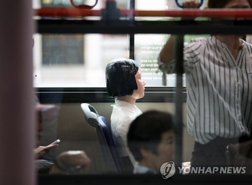버스 왼쪽 좌석에 앉은 ‘평화의 소녀상’ /연합뉴스
