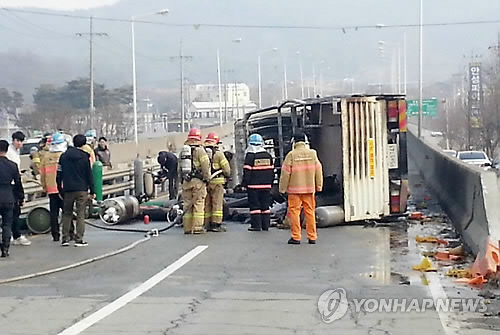 고속도로서 트럭 전복...액화질소가스 일부 누출