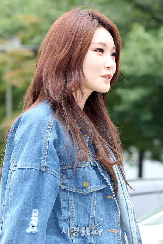 가수 청하가 14일 오후 서울 영등포구 여의도동 KBS신관 공개홀에서 진행된 KBS 불후의 명곡 녹화에 참석하기 위채 출근하고 있다.