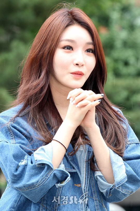 가수 청하가 14일 오후 서울 영등포구 여의도동 KBS신관 공개홀에서 진행된 KBS 불후의 명곡 녹화에 참석하기 위채 출근하고 있다.