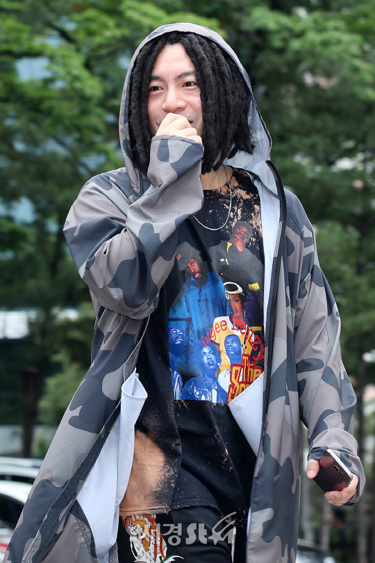 가수 스컬이 14일 오후 서울 영등포구 여의도동 KBS신관 공개홀에서 진행된 KBS 불후의 명곡 녹화에 참석하기 위채 출근하고 있다.