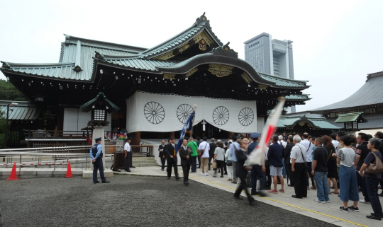 일본의 제72주년 종전기념일인 15일 도쿄 야스쿠니신사에서 방문객 행렬이 이어지고 있다. /도쿄=AFP연합뉴스