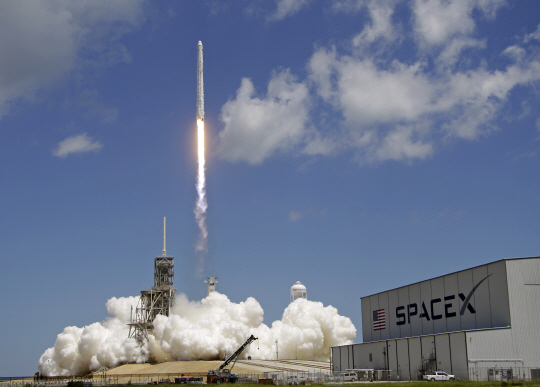 스페이스X의 화물 캡슐 ‘드래곤’을 실은 로켓 ‘팰컨9’이 14일(현지시간) 미국 케이프 커내버럴 케네디 우주센터에서 발사되고 있다. /케이프 커내버럴=AP연합뉴스