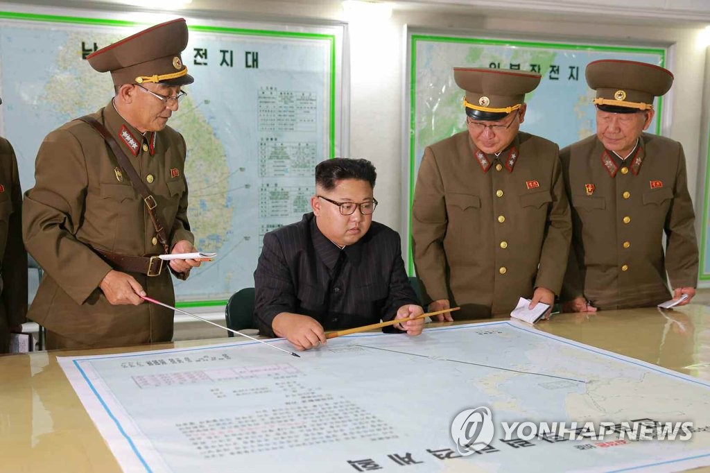 김정은 전략군사령부 시찰, '미국 행태 지켜볼 것...중대 결단 내릴 수도'