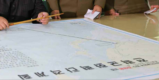 북한에서 괌까지 날아가는 미사일 경로를 표시해 둔 지도. 중간에 알 수 없는 표시가 돼 있다. / 연합뉴스