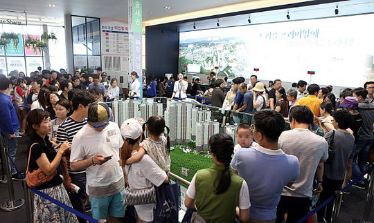 지난 3일 평균 57.72대 1의 높은 청약 경쟁률을 기록한 대전 유성구 반석동‘반석 더샵’의 모델하우스에 내방객들로 붐비고 있다. / 사진=포스코건설 제공
