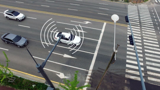 현대·기아자동차가 경기도 화성시에 구축한 V2X 시스템에서 발신된 교통신호 정보가 교차로에 설치된 통신 안테나를 통해 시험 차량에 전달되고 있다. /사진제공=현대차