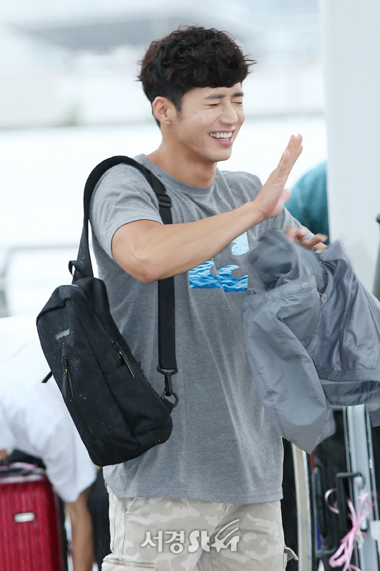 가수 오종혁이 15일 오후 SBS ‘정글의 법칙-피지 편’ 촬영차 인천 중구 운서동 인천국제공항을 통해 피지 난디로 출국하고 있다.