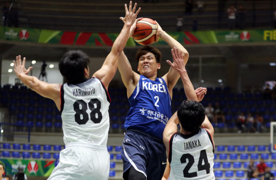 한국 남자 농구대표팀의 가드 최준용(가운데)이 15일(한국시간) 열린 국제농구연맹(FIBA) 아시아컵 8강 진출전에서 일본 선수들의 수비를 피해 슛을 시도하고 있다. /베이루트=AFP연합뉴스