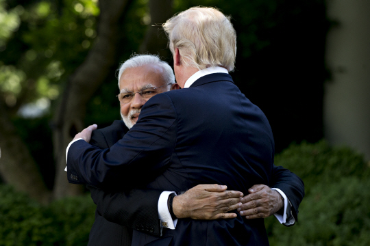 나렌드라 모디(왼쪽) 인도 총리가 지난 6월 26일 도널드 트럼프 미국 대통령과 포옹하는 모습 /블룸버그