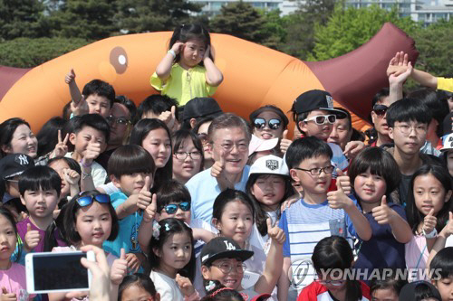 아동수당月 10만원 씩 지급...“내년 4월부터”