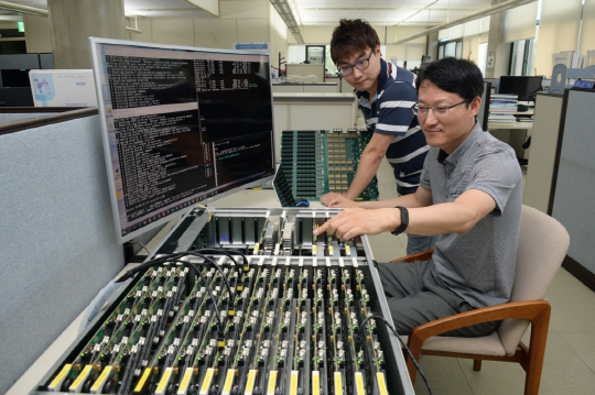 신지호(왼쪽부터) ETRI 책임연구원, 권원옥 책임연구원이 마이크로 서버의 주요 하드웨어 부품들을 작동시키고 있다. /사진제공=ETRI