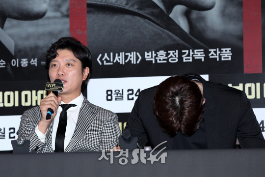 배우 박희순과 이종석이 16일 오후 서울 용산구 CGV 용산아이파크몰에서 열린 영화 ‘브이아이피(VIP)‘ 언론시사회에 참석했다.