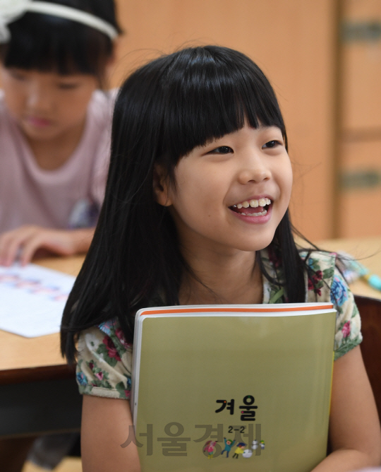 16일 오전 서울 노원구 신계초등학교에서 개학을 맞은 아이들이 2학기 교과서를 들고 밝게 웃고 있다./송은석기자songthomas@sedaily.com