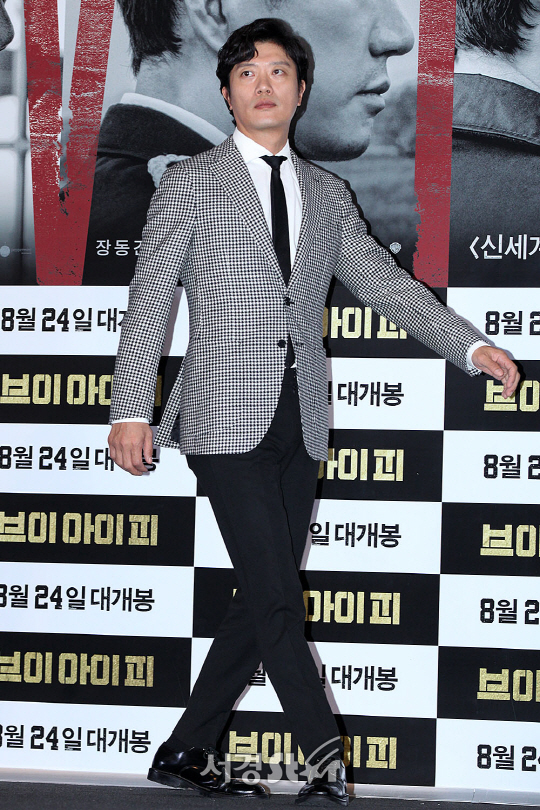 배우 박희순이 16일 오후 서울 용산구 CGV 용산아이파크몰에서 열린 영화 ‘브이아이피(VIP)‘ 언론시사회에 참석해 포토타임을 갖고 있다.