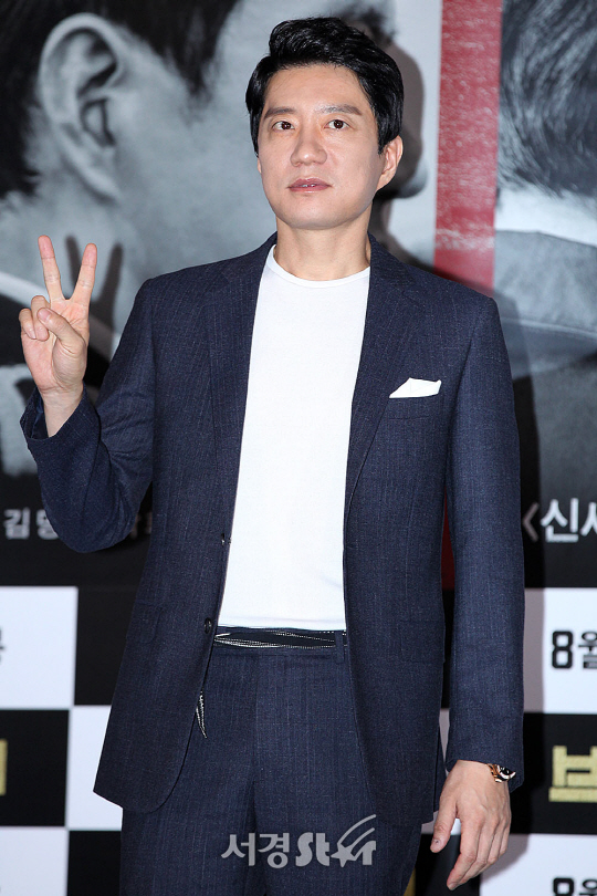 배우 김명민이 16일 오후 서울 용산구 CGV 용산아이파크몰에서 열린 영화 ‘브이아이피(VIP)‘ 언론시사회에 참석해 포토타임을 갖고 있다.