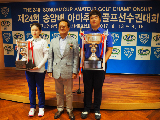 송암배 아마추어골프선수권 남녀부 우승자인 정찬민(오른쪽)과 박현경(왼쪽)이 16일 시상식에서 우기정 대구CC 회장과 기념촬영을 하고 있다. /사진제공=대구CC