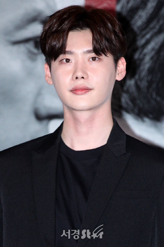 배우 이종석이 16일 오후 서울 용산구 CGV 용산아이파크몰에서 열린 영화 ‘브이아이피(VIP)‘ 언론시사회에 참석해 포토타임을 갖고 있다.