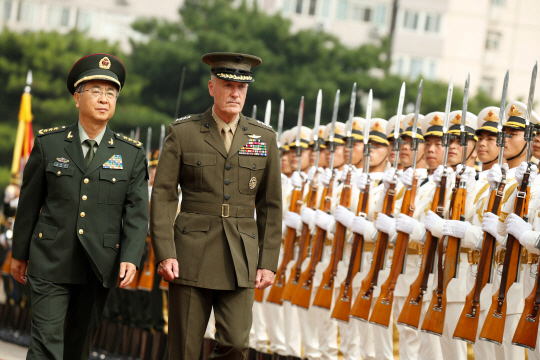 15일 중국을 방문한 조지프 던포드 미국 합참의장(오른쪽)이 팡펑후이 중국 중앙군사위 연합참모부 참모와 함께 중국군을 사열하고 있다. /베이징=AFP연합뉴스