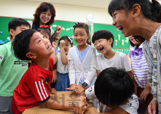 16일 오전 서울 노원구 신계초등학교에서 개학을 맞은 아이들이 팔씨름을 하고 있다./송은석기자songthomas@sedaily.com