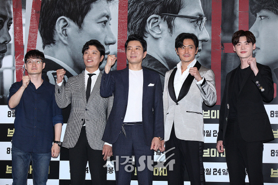 감독 및 배우들이 16일 오후 서울 용산구 CGV 용산아이파크몰에서 열린 영화 ‘브이아이피(VIP)‘ 언론시사회에 참석해 포토타임을 갖고 있다.