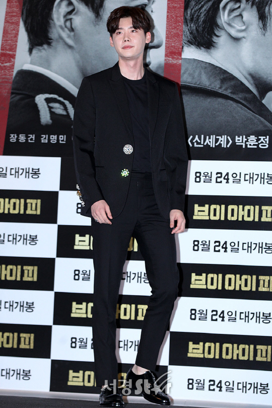 배우 이종석이 16일 오후 서울 용산구 CGV 용산아이파크몰에서 열린 영화 ‘브이아이피(VIP)‘ 언론시사회에 참석해 포토타임을 갖고 있다.