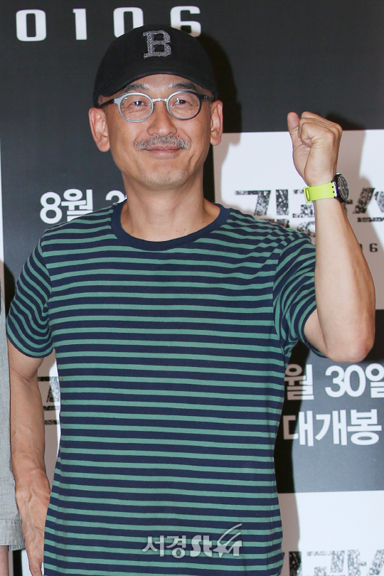 이준익 감독이 16일 오후 서울 광진구 롯데시네마 건대입구에서 열린 영화 ‘김광석’ VIP 시사회 포토월 행사에 참석해 포즈를 취하고 있다.