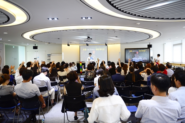 강연장을 가득 메운 뉴스킨 직원들.