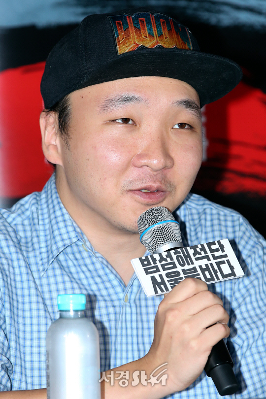 박정근 프로듀서가 17일 오후 서울 용산구 CGV 용산아이파크몰에서 열린 영화 ‘밤섬해적단 서울불바다(감독 정윤석)’ 언론시사회에 참석하고 있다.