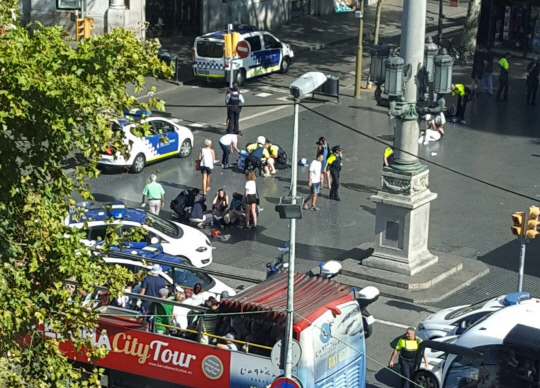 17일(현지시간) 스페인 바로셀로나 람블라스거리에서 차량테러가 발생해 다수의 사상자가 발생했다. 사진은 차량 공격으로 쓰러진 사람들을 경찰과 구급대원, 시민들이 보살피고 있는 모습./바르셀로나=AP연합뉴스