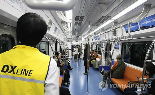 경영난이 가중되는 수도권 지하철 신분당선에서 노인에게 운임을 방안을 둘러싼 논의가 이어질 전망이다./연합뉴스