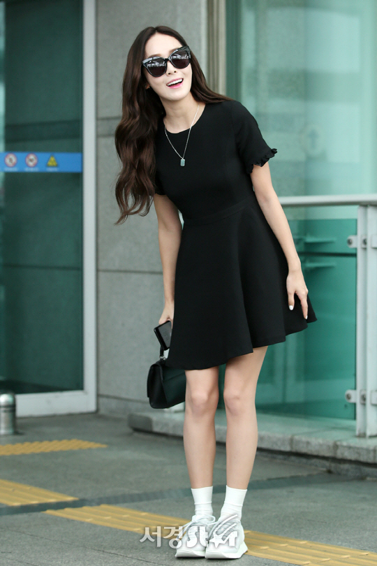 가수 제시카가 18일 오전 인천 중구 운서동 인천국제공항을 통해 한 패션 브랜드 콜라보레이션 파티 참석차 중국 상해로 출국하고 있다.