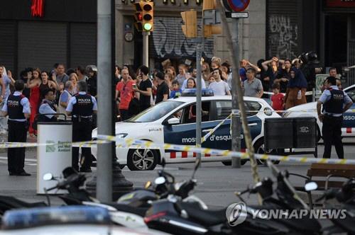 17일 스페인 바르셀로나 중심 광장에서 차량이 군중들로 돌진하는 테러가 발생해 최소 13명이 숨지고 100여명이 부상을 당하는 사건이 발생했다. 사진은 바르셀로나 람블라스 거리를 통제한 스페인 경찰 당국의 모습./AFP=연합뉴스