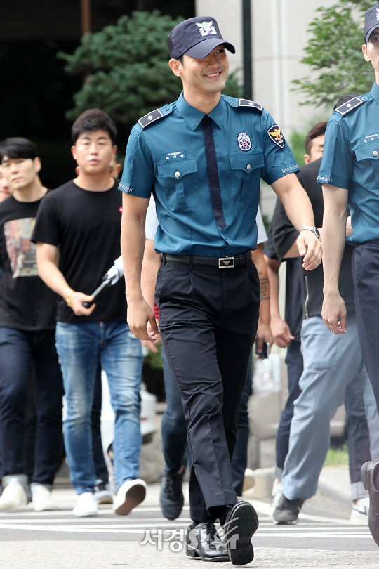 최시원이 18일 오전 서울 종로구 서울지방경찰청에서 군복무를 마치고 전역하고 있다.
