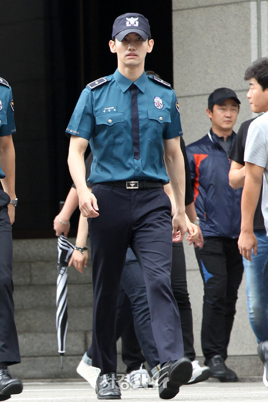 최강창민이 18일 오전 서울 종로구 서울지방경찰청에서 군복무를 마치고 전역하고 있다.